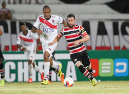 Santa Cruz vence o Paraná Clube e sobe na classificação