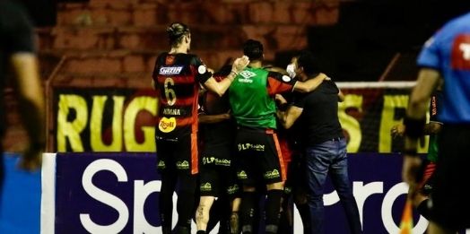 Thiago Neves decide, Sport vence Coritiba e respira na Série A

