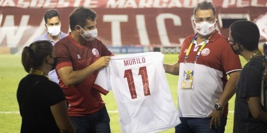 Com entrega de camisa, Náutico faz homenagem a Murilo Falcão
