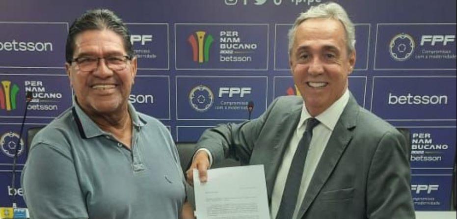FPF entrega documentos para Lourival Silva