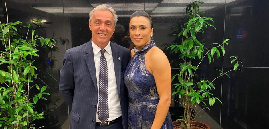 Presidente da FPF encontra Marta e apresenta a Copa Maria Bonita