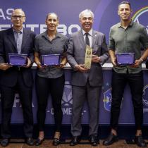 FPF homenageia Rodrigo Pereira e Deborah Cecília, árbitros premiados no Brasileirão 2025