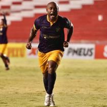 Retrô vence Ceará em despedida de Vagner Love