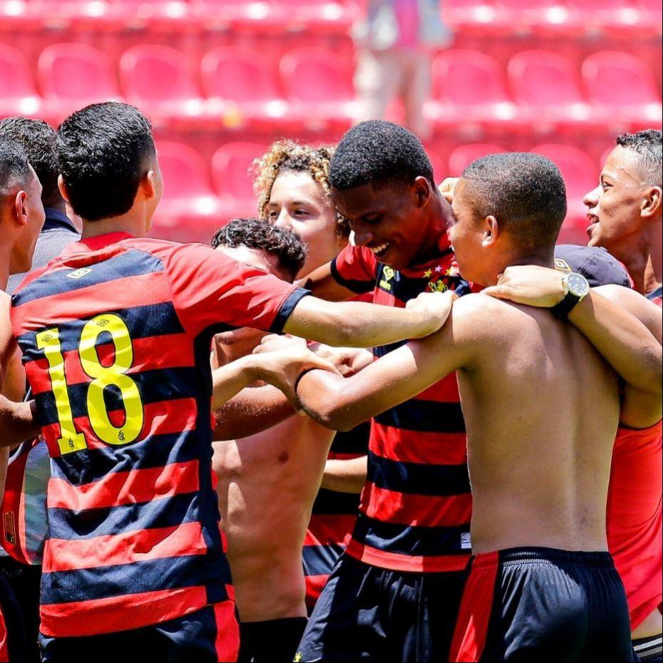 Sport levante do troféu do Sub-15