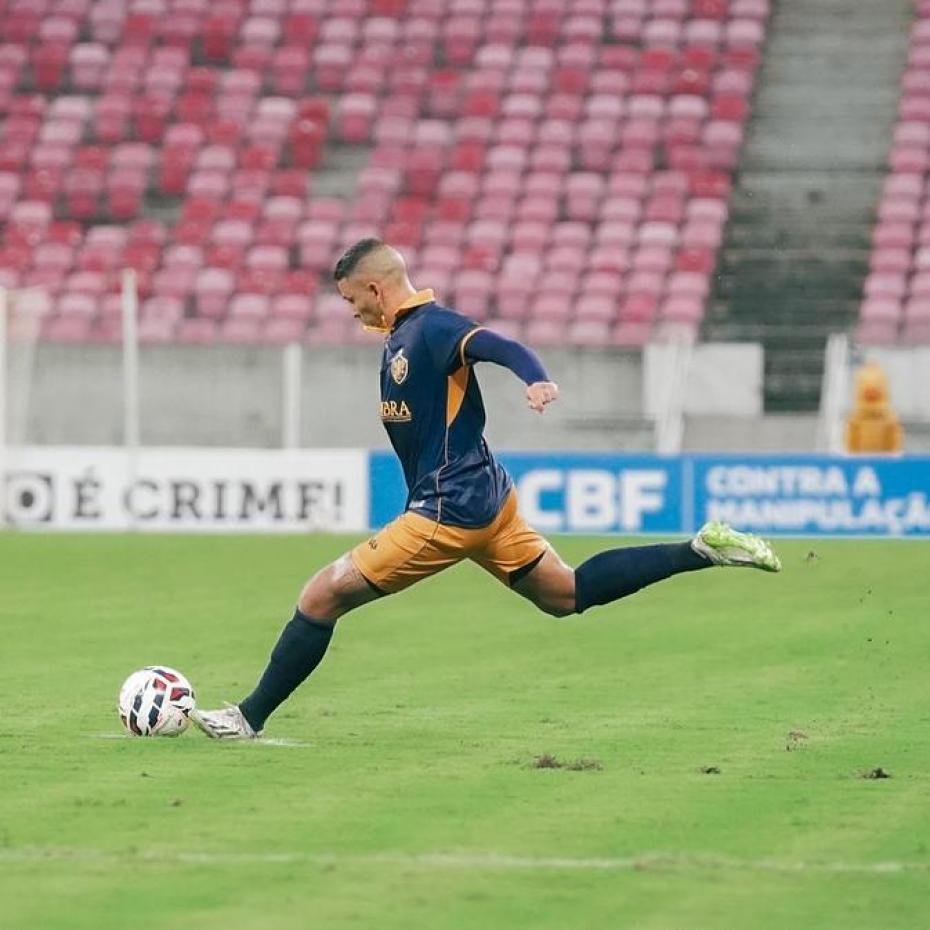 Retrô vira sobre o Figueirense e conquista vitória na Arena de Pernambuco