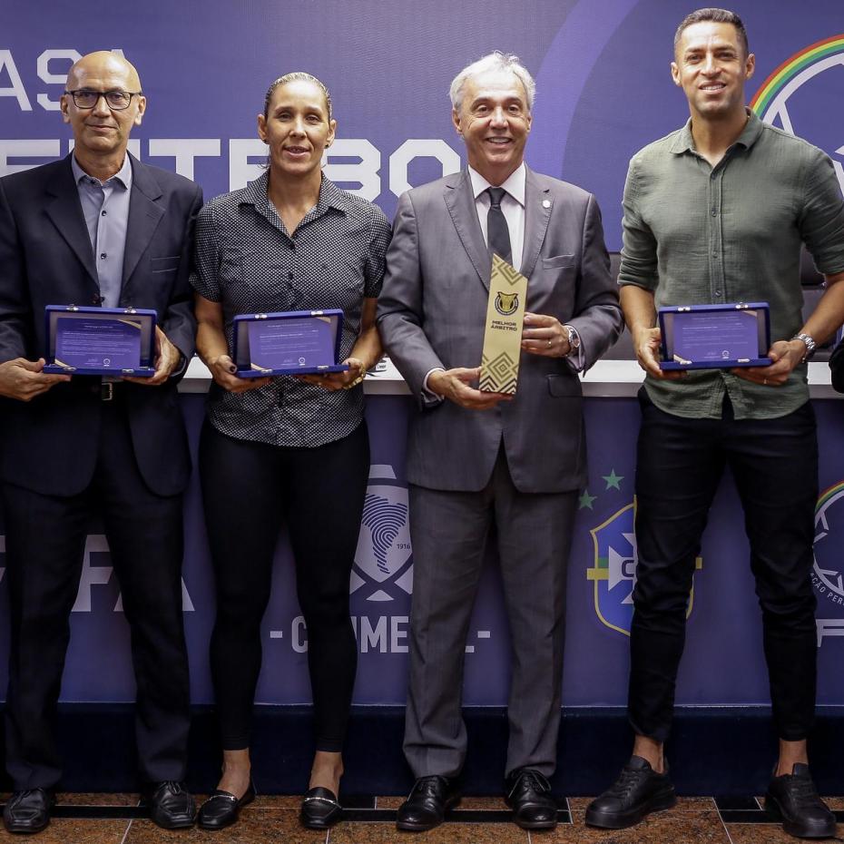 FPF homenageia Rodrigo Pereira e Deborah Cecília, árbitros premiados no Brasileirão 2025