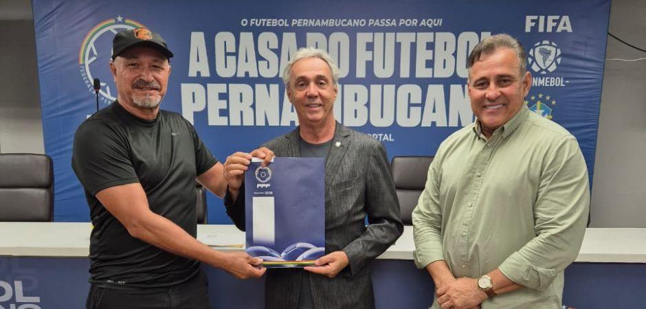 Presidente da Liga de Paulista recebe premiação na FPF