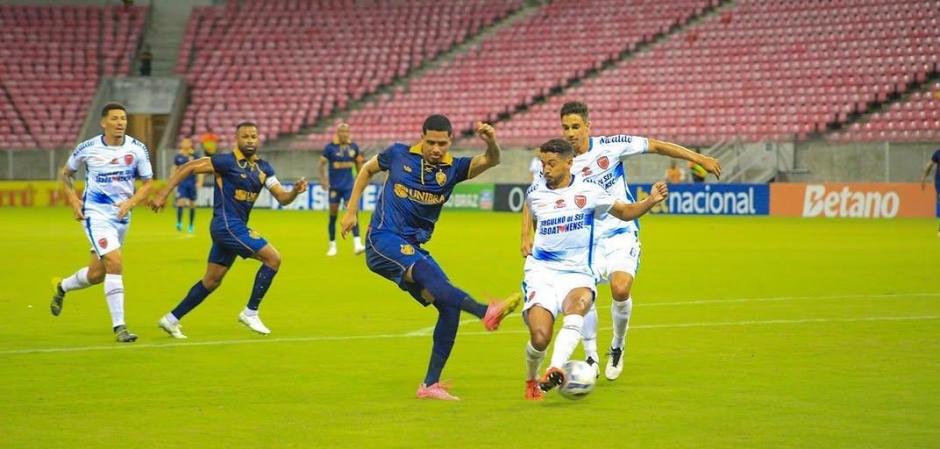 Retrô e Jaguar empatam por 1x1 na Arena de Pernambuco