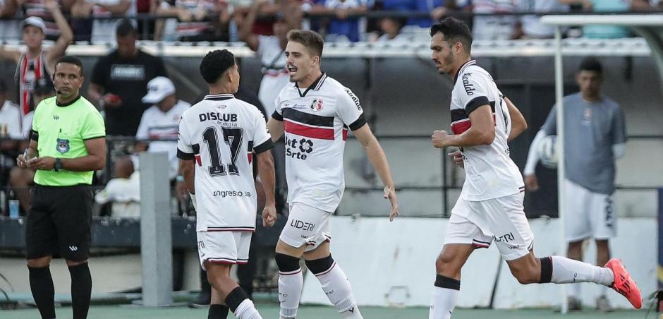 Santa Cruz vira sobre o Central e chega à última rodada na liderança isolada do Pernambucano