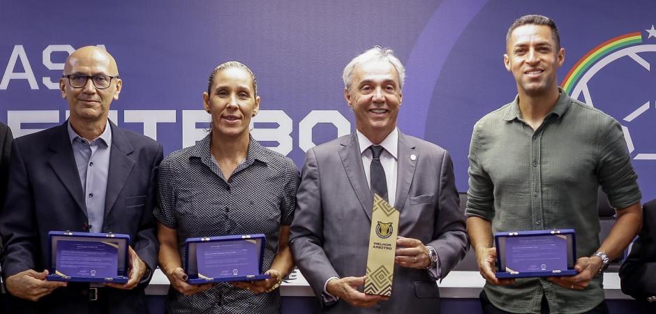 FPF homenageia Rodrigo Pereira e Deborah Cecília, árbitros premiados no Brasileirão 2025
