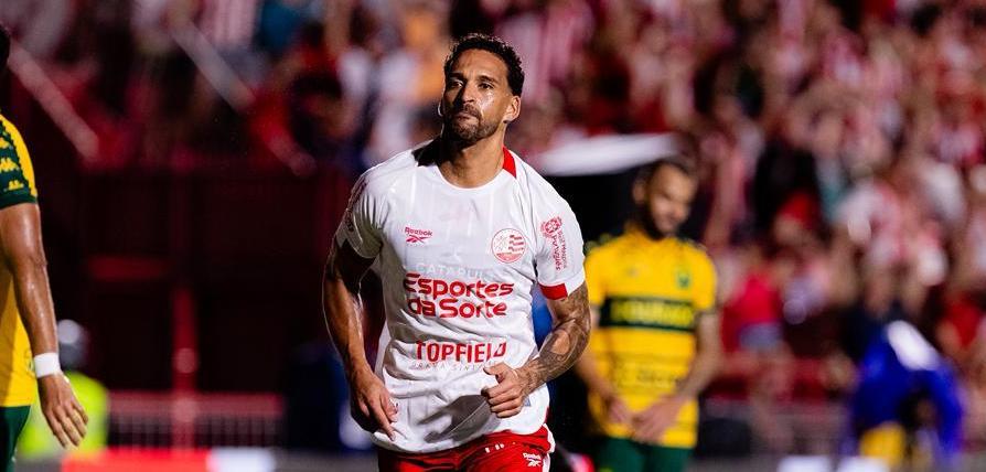 Náutico vence o Cuiabá nos Aflitos e assume a liderança da Série B