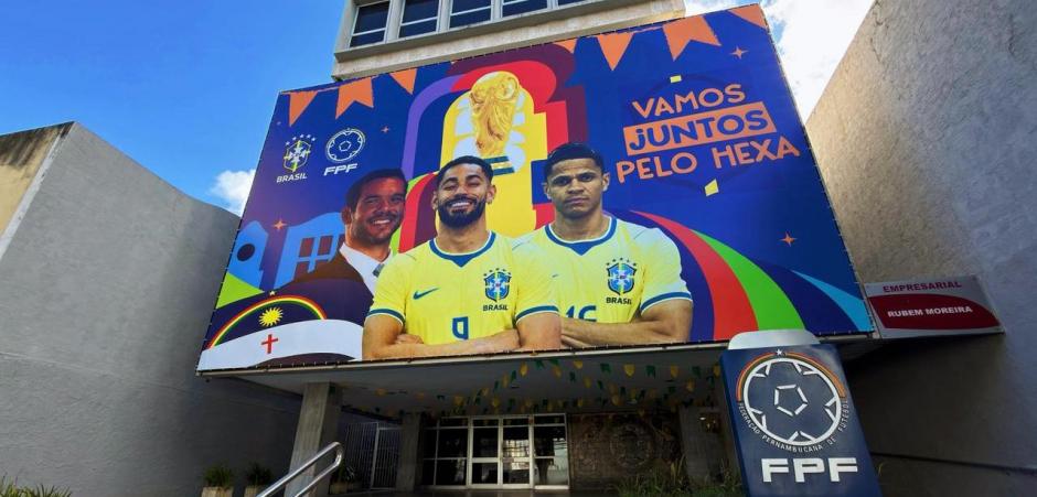 Painel na sede da FPF une Copa do Mundo, São João e a paixão de Pernambuco pelo futebol