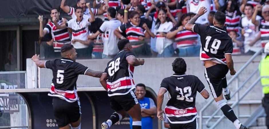 Santa Cruz vence Floresta e fica a uma vitória do acesso à Série B