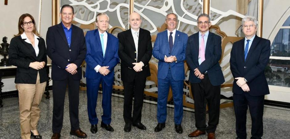Evandro Carvalho se reúne com presidente do TJPE para tratar de ações voltadas à Copa do Mundo Feminina de 2027