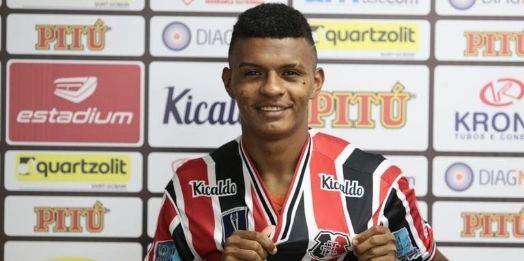 Santa Cruz apresenta o atacante Negueba