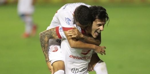 Náutico faz três gols no primeiro tempo e vence o Botafogo-SP