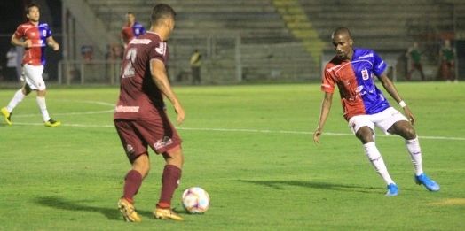 Em jogo com apagão, Náutico e Paraná empatam no Durival Britto