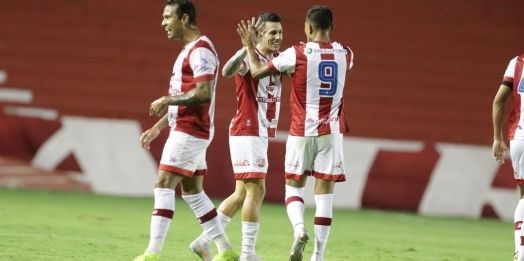 Náutico vence Brasil de Pelotas e fica a 2 pontos de sair do Z4