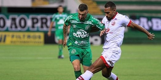 Náutico faz jogo franco, empata contra a Chapecoense e segue vivo