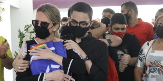 Sob forte emoção, família e amigos se despedem de Murilo Falcão