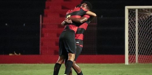Sport vira no fim, vence Náutico e garante 1º lugar do grupo