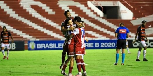 Náutico dá baile, goleia Oeste e se aproxima da permanência