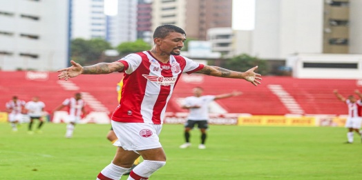 Náutico goleia na estreia com show de Kieza