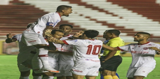 Náutico bate o Vitória e segue 100% na Série A