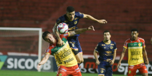 Náutico e Brusque empatam nos Aflitos