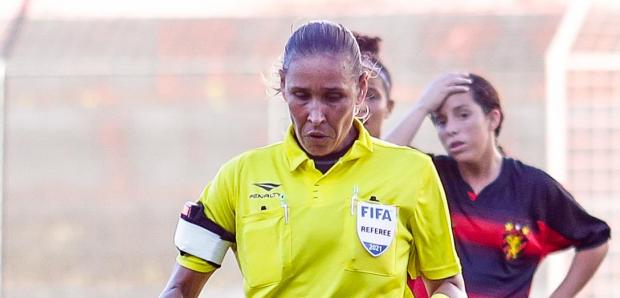 Trio de arbitragem feminino apita jogo de estreia do Estadual
