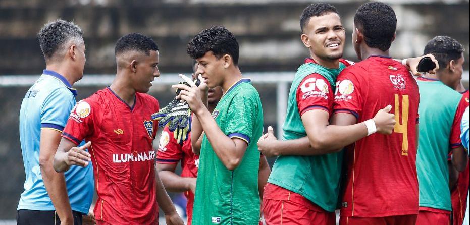 Representante do Torres no Brasil faz visita à FPF