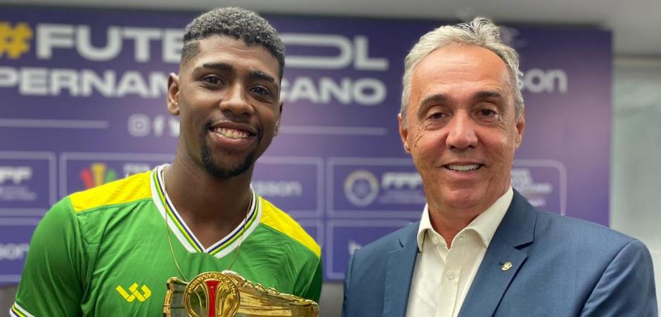 Presidente da FPF entrega troféu de artilheiro do Estadual Sub-20