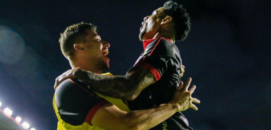 Sport vence em casa e lidera Série B