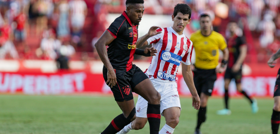 Buscando classificação no Nordestão, Sport e Náutico se enfrentam na Arena